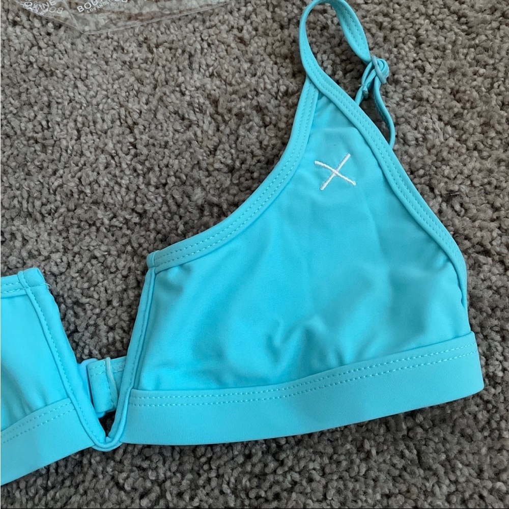 BoutineLA baby blue v-cut top - Picture 3 of 5